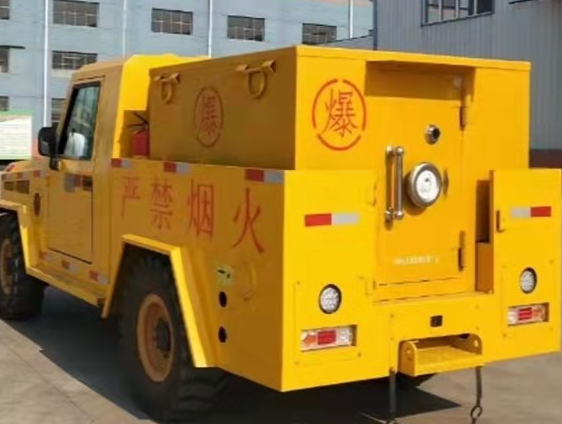托喀依乡凯龙爆破器材运输车：保障爆破任务的安全运行