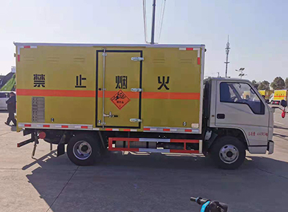 托喀依乡爆破器材运输车工人安全操作规范与智能技术保障